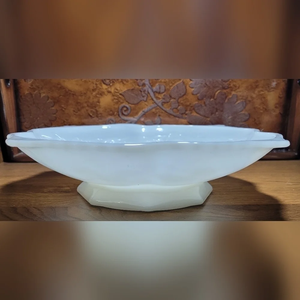Vintage‎ Anchor Hocking White Milk Glass Pedestal Bowl~ Grape Leaf Design~ Fruit